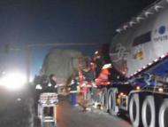 萧县：水泥罐车追尾等红灯大货车  驾驶室严重变形