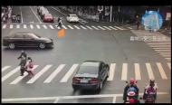 宣城：老人行動不便  交警背她過馬路