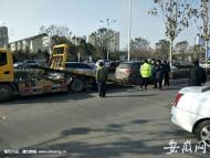 合肥西一環一輛私家車翻車 另外一車沖上綠化帶