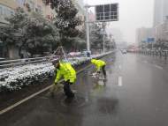 滁州交警風雪中力保道路暢通