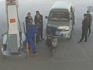 加油站内男子不听劝打电话 工作人员报警发现原是酒驾