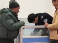 老人捡手机原地等失主未果 民警接力物归原主