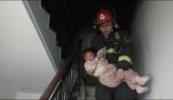大火致一家三口被困4楼阳台 其中包括一名幼儿