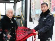 被驾驶员搀扶上下车 亳州七旬老人缝爱心坐垫送公交