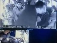 （視頻）南陵一公交車上男子掌擊司機 乘客們將其控制