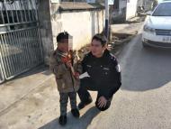 涇縣：熱心民警“管閑事”  走失順順回了家