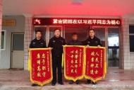 交警智破肇事逃逸案　受害群眾感謝送錦旗