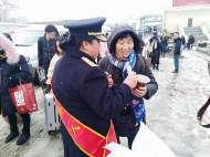 溫暖回家路 固鎮(zhèn)縣為旅客送上八寶粥