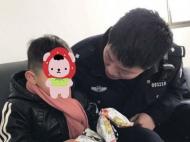 粗心奶奶趕集 娃掉在路上竟全然不知