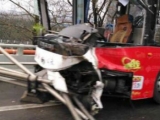 铜陵长江公路大桥上一辆公交车与货车相撞 4人轻微受伤