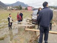 旌德：轎車滑下路沿 警民聯手解困