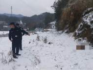 天寒地凍瘋狗咬人，金寨民警出警除患