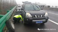 春運(yùn)路上爆胎  蚌埠高速交警來幫忙 