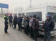 六座车挤进8人被查  乘客和交警“躲猫猫”（视频）