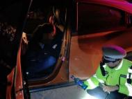 男子邊開車邊喝酒 還隨意碰撞路邊車輛和公共設(shè)施