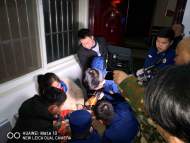 六歲頑童手指被卡 　民警消防攜手解困