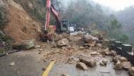 105國道姚河境內這個路段山體塌方 岳西公路分局迅速搶通