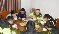 警嫂舍小家為大家  連續六年警營過大年