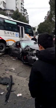 祁門有輛轎車半夜撞了客車，幸無人傷亡