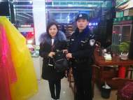 粗心旅客丟包卻不知，黃山人拾金不昧找失主 