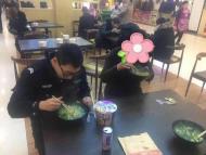 暖心！老人服務區上廁所被客車落下  肥東民警請他品嘗“家鄉的味道”
