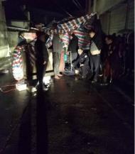 休寧一事故現場，一群人為傷者支起雨中帳篷