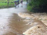 （視頻）休寧又有人掉下漫水橋 村民冷水中合力救人