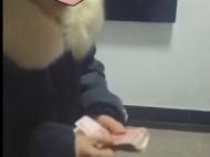 淮北一女子吃着火锅   去趟厕所一万多块钱没了
