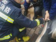 男孩腳卡電動車   蕪湖消防機智來救援