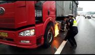 大貨車高速上起火  池州交警緊急施救排除險(xiǎn)情 