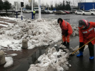 礙眼又不安全 合肥城管加緊清理路邊雪堆