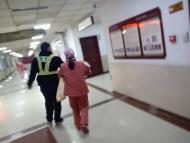 嬰兒被堵高速高燒昏迷 明光民警開道送醫救治 