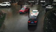 舒城：民警雨中執勤淋雨，路過駕駛員遞雨傘 
