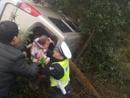 面包車側(cè)翻路邊 郎溪民警救出三人