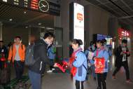 小小“雏鹰”高铁站送“福”送温暖