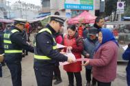 繁昌交警為居民送上“春節(jié)交通安全大禮包”