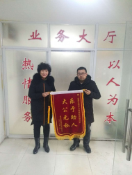 蚌埠：粗心乘客公交車上遺落手包  熱心的哥幫助追回