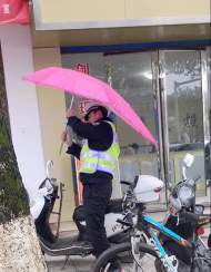 為了安全，祁門縣警方開展電動車“拆傘”行動