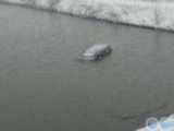 阜南一轿车拐弯时冲入路边沟塘   致3死2伤
