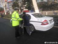 殘疾人士腿腳不便走錯車站，合肥交警援手溫暖回家路 