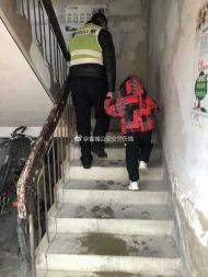 男童街頭走失  廣德交警挨家挨戶詢問(wèn)找到孩子家人