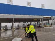 淮南高速員工取消休假，全部上崗除雪保暢通