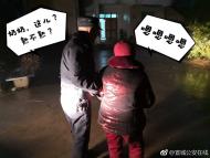 老奶奶收費站迷路 郎溪民警送她回家