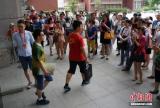河南一高校大门安装人脸识别系统 进校须