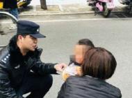 2歲幼童街頭走丟 粗心媽媽渾然不知竟還在女裝店試衣服