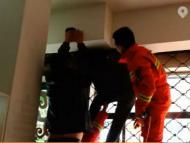 男子手臂被卡卷帘门  萧县消防成功营救 