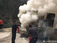 工程車突自燃 旌德警民聯手撲滅