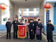 6400元现金遗落出租车   阜阳民警两小时找回