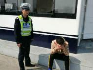 女友外地出車禍無證男子駕車趕飛機 民警：回來再說