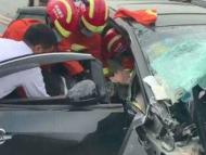 池州境內大貨車與小轎車相撞 兩人被困